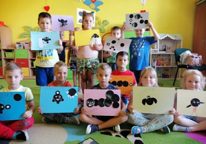 Dzieci prezentują prace plastyczne z kropek.